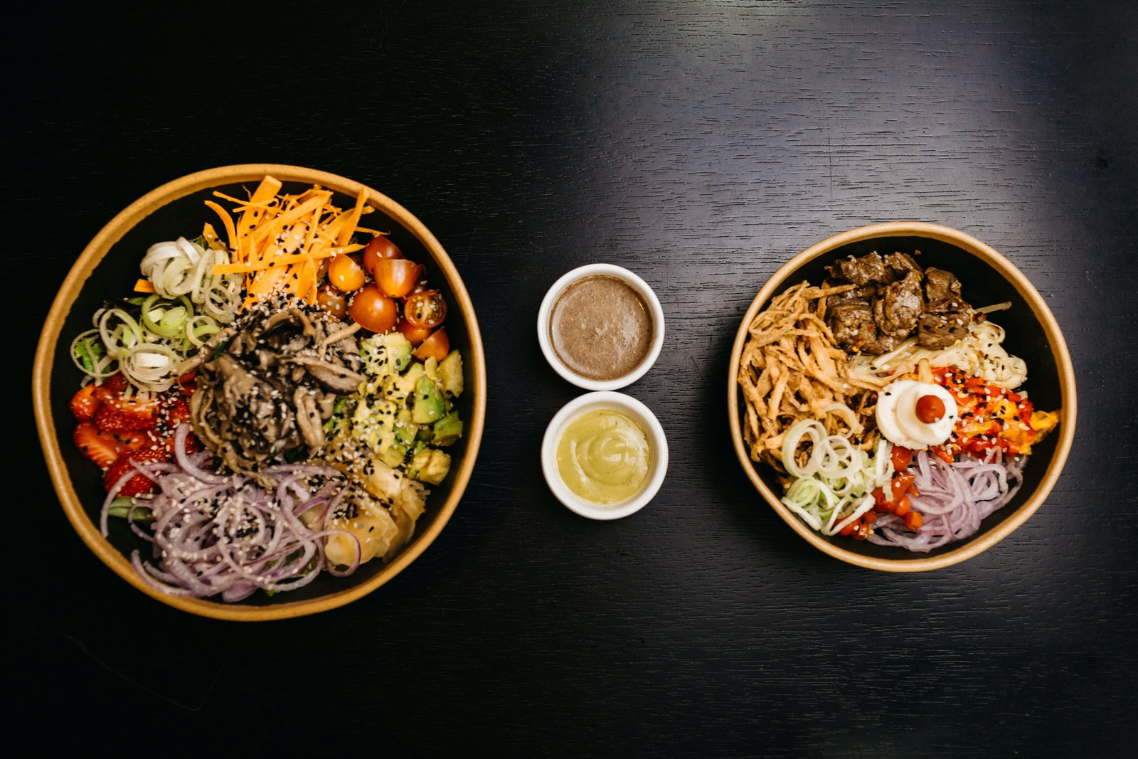 due poke bowls con salse